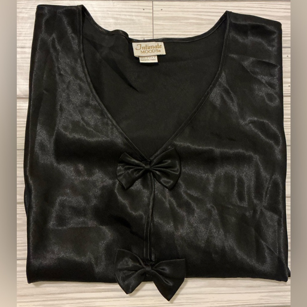 Intimate Moods Elegant Black Satin sleep shirt
